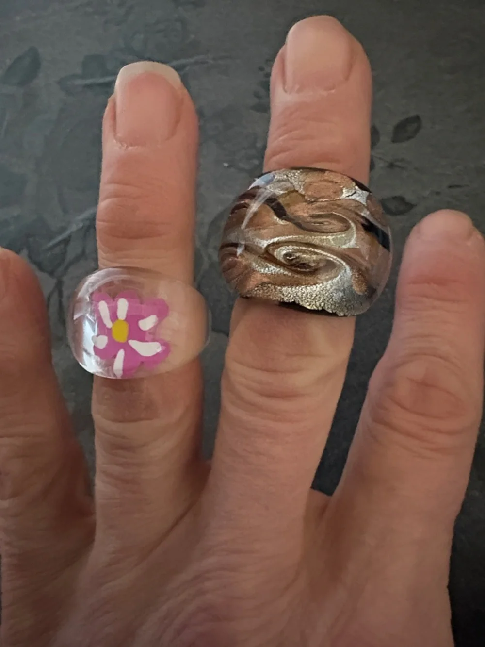 VINTAGE LOT OF SIX VARIOUS DOME-SHAPED RINGS - Picture 6 of 11